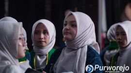 Sayidah Leen, putri imam Masjid Al Aqsa, sukses menuntaskan pendidikan di MTs An-Nawawi Berjan Purworejo.