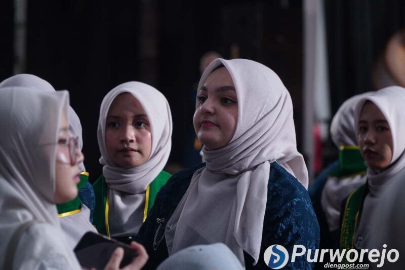 Sayidah Leen, putri imam Masjid Al Aqsa, sukses menuntaskan pendidikan di MTs An-Nawawi Berjan Purworejo.