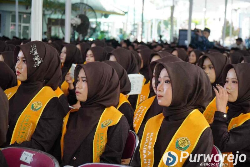 Para santri An-Nawawi berjan Purworejo mengikuti prosesi wisuda.