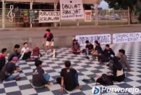 Sejumlah elemen masyarakat, mahasiswa, dan pemuda menggelar forum diskusi publik Purworejo di Amphitheater Alun-Alun setempat.