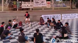 Sejumlah elemen masyarakat, mahasiswa, dan pemuda menggelar forum diskusi publik Purworejo di Amphitheater Alun-Alun setempat.