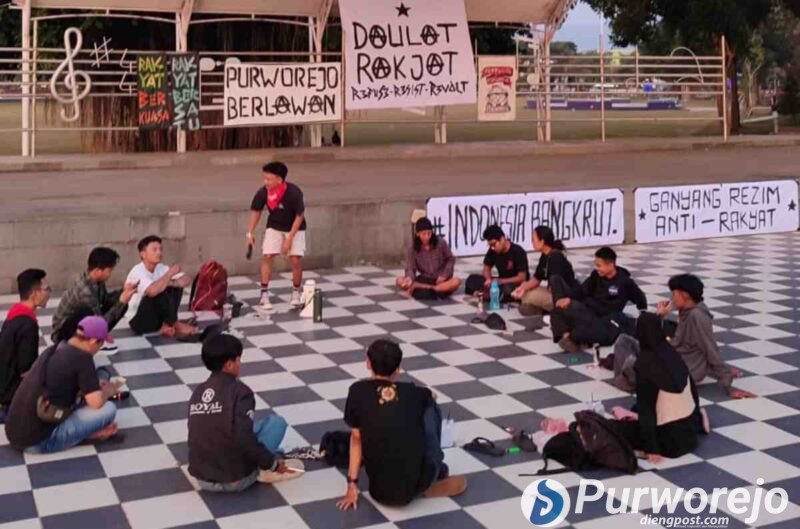 Sejumlah elemen masyarakat, mahasiswa, dan pemuda menggelar forum diskusi publik Purworejo di Amphitheater Alun-Alun setempat.
