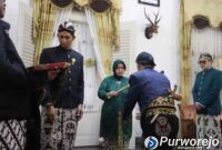 Bupati Purworejo Yuli Hastuti membuka secara resmi jalannya upacara adat dengan didampingi Wakil Bupati Dion Agasi Setiabudi.