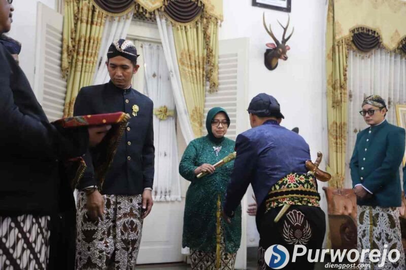 Bupati Purworejo Yuli Hastuti membuka secara resmi jalannya upacara adat dengan didampingi Wakil Bupati Dion Agasi Setiabudi.