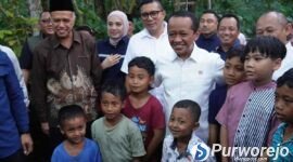 Menteri ESDM, Bahlil Lahadia saat menemui masyarakat Purworejo.