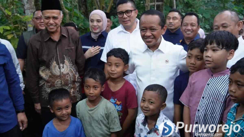Menteri ESDM, Bahlil Lahadia saat menemui masyarakat Purworejo.