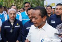 Menteri ESDM, Bahlil Lahadia saat menemui masyarakat Purworejo.
