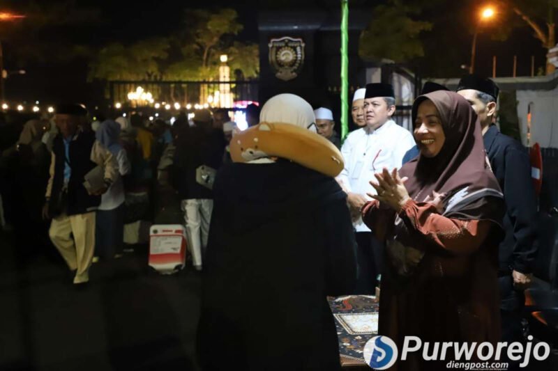 Bupati Purworejo, Yuli Hastuti menyambut kedatangan jemaah haji di Pendopo Kabupaten.