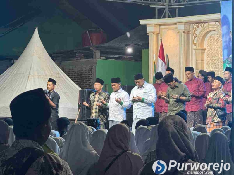 SMK Ma'arif NU 02 Kemiri gelar sholawat peringati satu dasawarsa berdirinya sekolah. Kegiatan berlangsung di halaman sekolah, Desa Winong, Kecamatan Kemiri, Sabtu (20/06/2026) malam.
