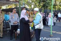 Bupati Purworejo, Yuli Hastuti memyambut kepulangan jemaah haji kloter 26. 