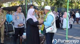 Bupati Purworejo, Yuli Hastuti memyambut kepulangan jemaah haji kloter 26. 