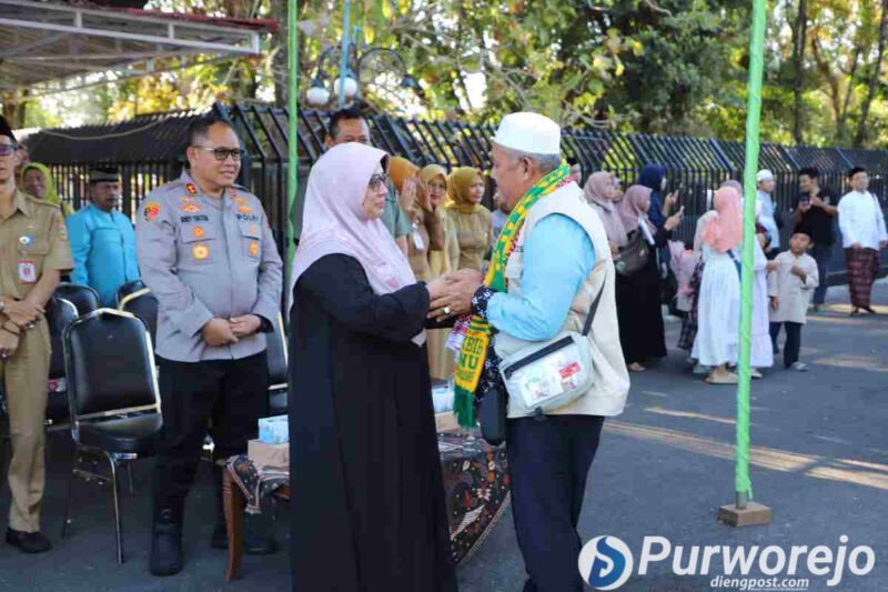 Bupati Purworejo, Yuli Hastuti memyambut kepulangan jemaah haji kloter 26. 