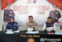 Wakapolres Purworejo Kompol Nana Edi Sugito merilis kasus curanmor didampingi Kasat Reskrim AKP Dwiono dan Kasi Humas AKP Ida Wida Astuti. 