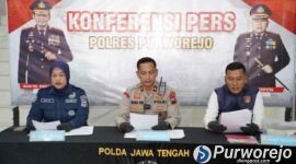 Wakapolres Purworejo Kompol Nana Edi Sugito merilis kasus curanmor didampingi Kasat Reskrim AKP Dwiono dan Kasi Humas AKP Ida Wida Astuti. 