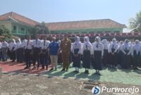Foto bersama sesuai pembukaan MPLS SMK YPE Sawunggalih Kutoarjo, Purworejo.