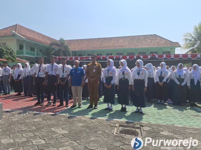 Foto bersama sesuai pembukaan MPLS SMK YPE Sawunggalih Kutoarjo, Purworejo.