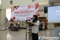 Bupati Purworejo, Yuli Hastuti saat berbicara saat pertemuan yanh digelar oleh Dewan Koperasi Indonesia Daerah Kabupaten Purworejo.