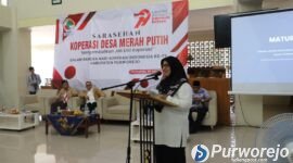 Bupati Purworejo, Yuli Hastuti saat berbicara saat pertemuan yanh digelar oleh Dewan Koperasi Indonesia Daerah Kabupaten Purworejo.