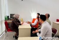 Tim Jaksa Penyidik Kejaksaan Negeri Purworejo menyerahkan tiga orang tersangka beserta sejumlah barang bukti ke Jaksa Penuntut Umum.