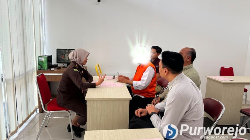 Tim Jaksa Penyidik Kejaksaan Negeri Purworejo menyerahkan tiga orang tersangka beserta sejumlah barang bukti ke Jaksa Penuntut Umum.