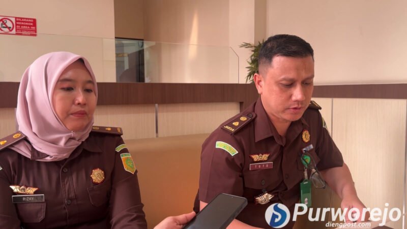Kasi Pidsus Kejari Purworejo Rizky Ika Pratiwi saat memberikan penjelasan resmi