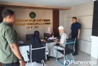 Seorang WNA asal Inggris didenda oleh pihak berwenang setelah terbukti melakukan pelanggaran berat terkait dokumen izin tinggal.