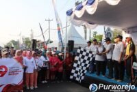 Bupati Purworejo Yuli Hastuti saat melepas langsung seluruh peserta jalan sehat Hari Koperasi.