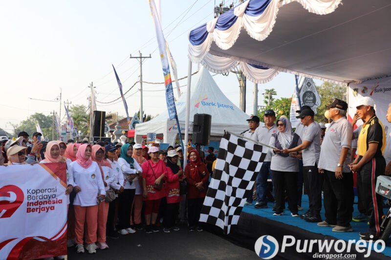 Bupati Purworejo Yuli Hastuti saat melepas langsung seluruh peserta jalan sehat Hari Koperasi.