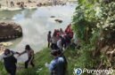 Petugas saat mengevakuasi remaja asal Tembakrejo yang ditemukan di Sungai Bogowonto.