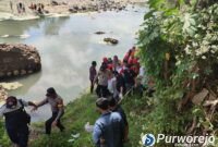 Petugas saat mengevakuasi remaja asal Tembakrejo yang ditemukan di Sungai Bogowonto.