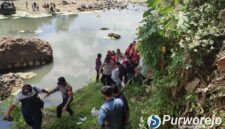 Petugas saat mengevakuasi remaja asal Tembakrejo yang ditemukan di Sungai Bogowonto.