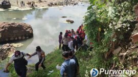 Petugas saat mengevakuasi remaja asal Tembakrejo yang ditemukan di Sungai Bogowonto.