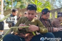 Siswa SMP 39 Purworejo diajak mengenal tradisi lokal.