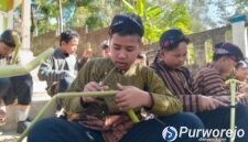 Siswa SMP 39 Purworejo diajak mengenal tradisi lokal.
