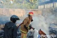 Petugas saat memadamkan kebakaran Bengkel Kayu Purworejo melanda ruang praktik di Condongsari, Kecamatan Banyuurip. Musibah ini terjadi pada Minggu (26/7/2026) sore hari.