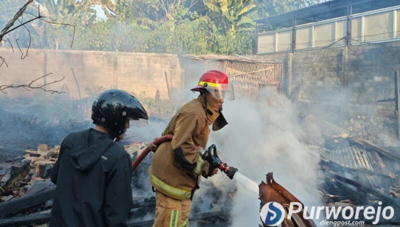 Petugas saat memadamkan kebakaran Bengkel Kayu Purworejo melanda ruang praktik di Condongsari, Kecamatan Banyuurip. Musibah ini terjadi pada Minggu (26/7/2026) sore hari.