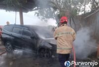 Petigas saat memadamkan mobil terbakar di Kutoarjo melanda kendaraan Toyota Rush pada Senin, 27 Juli 2026