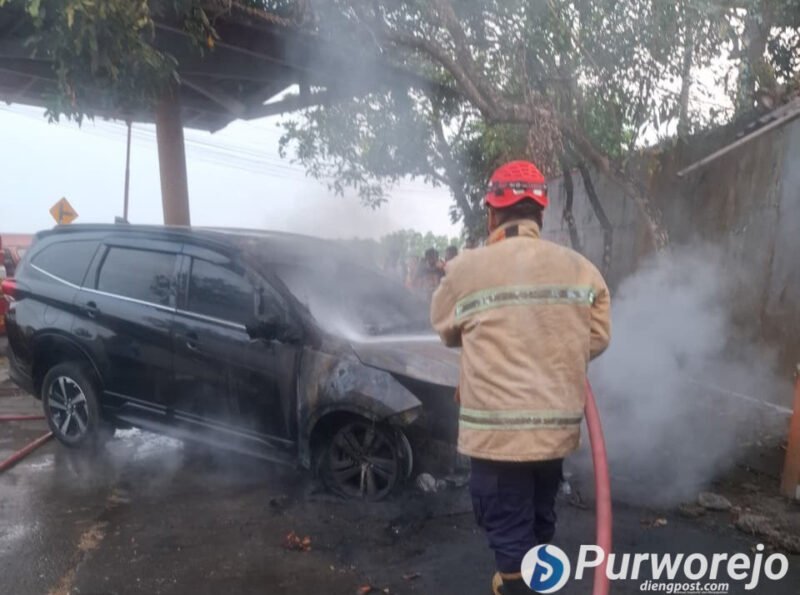 Petigas saat memadamkan mobil terbakar di Kutoarjo melanda kendaraan Toyota Rush pada Senin, 27 Juli 2026