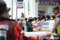 Ratusan warga menggelar aksi mendatangi kantor kejaksaan dan dewan untuk mendesak pengusutan dugaan korupsi Mini Zoo Purworejo secara tuntas.