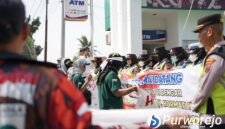Ratusan warga menggelar aksi mendatangi kantor kejaksaan dan dewan untuk mendesak pengusutan dugaan korupsi Mini Zoo Purworejo secara tuntas.