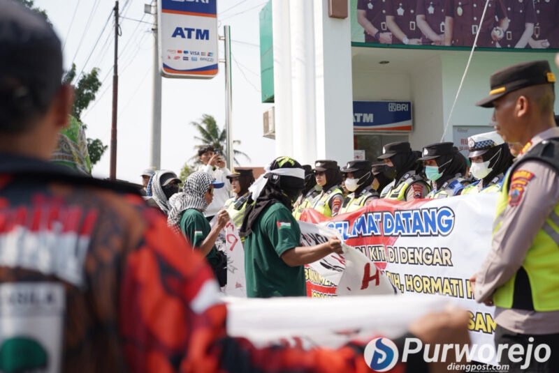 Ratusan warga menggelar aksi mendatangi kantor kejaksaan dan dewan untuk mendesak pengusutan dugaan korupsi Mini Zoo Purworejo secara tuntas.