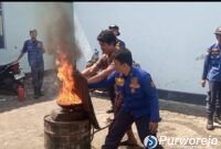 Warga Kelurahan Purworejo mengikuti pelatihan penanggulangan kebakaran.