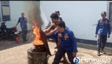 Warga Kelurahan Purworejo mengikuti pelatihan penanggulangan kebakaran.