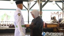 Bupati Purworejo, Yuli Hastuti saat mengukuhkan 30 anggota Paskibraka Purworejo Tahun 2026.