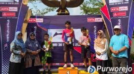 Para pemenang gelaran lomba lari 3K dan 5K dalam rangka HUT ke 81 RI dinKecamatan Kemiri, Kabupaten Purworejo.