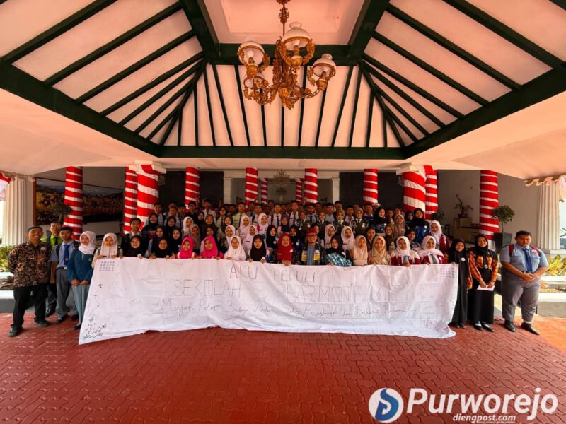 Ratusan pelajar menyuarakan deklarasi gerakan anti bullying Purworejo di Aula Dindikbud.