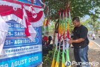 Ade, pedagang umbul umbul musiman di kemiri Purworejo yang berasal dari Sumedang.