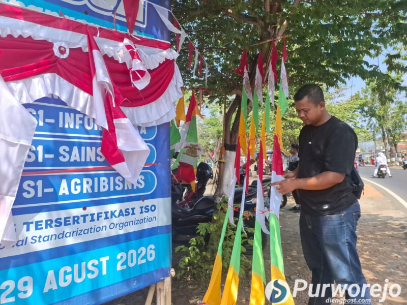 Ade, pedagang umbul umbul musiman di kemiri Purworejo yang berasal dari Sumedang.