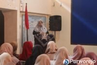 Bupati Purworejo Yuli Hastuti melantik pengurus Kopwan Srikandi periode baru.