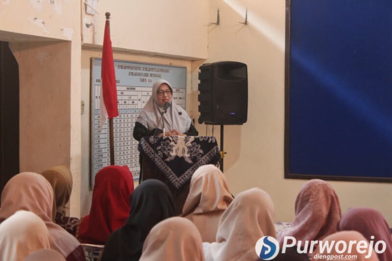Bupati Purworejo Yuli Hastuti melantik pengurus Kopwan Srikandi periode baru.
